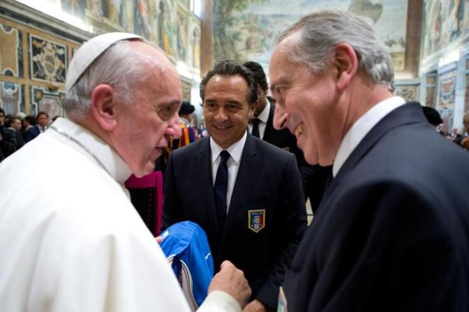 Papa Francesco insieme a Cesare Prandelli e Giancarlo Abete. Ap